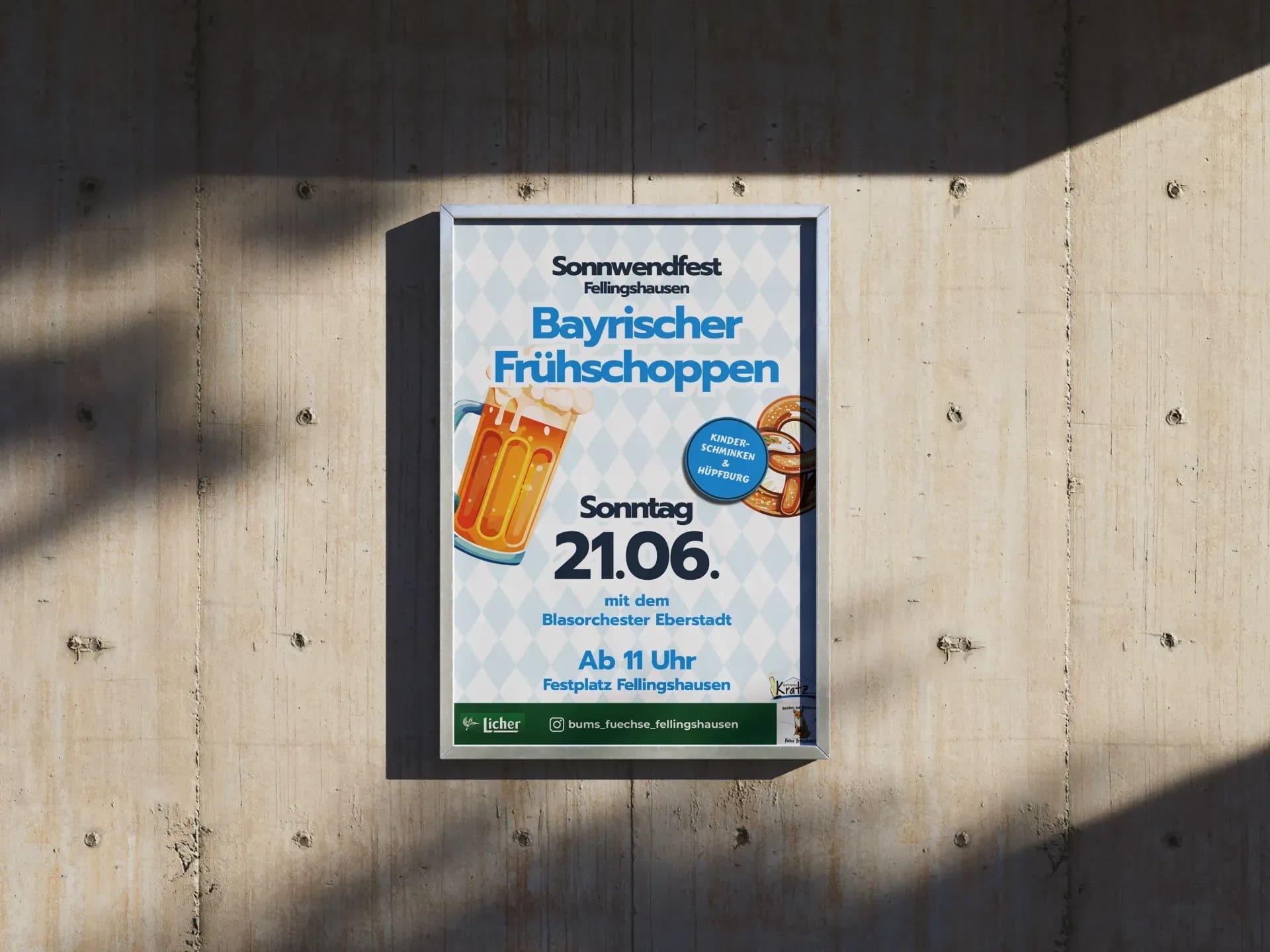 Plakat für den Bayrischen Frühschoppen in einem Rahmen an einer Betonwand